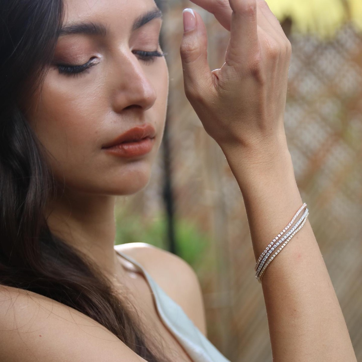 Bracelet diamant de synthèse en or 18K porté au poignet élégant l Laveran Paris